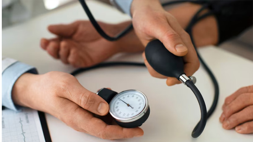 Ingredientes frescos, quinua y vegetales